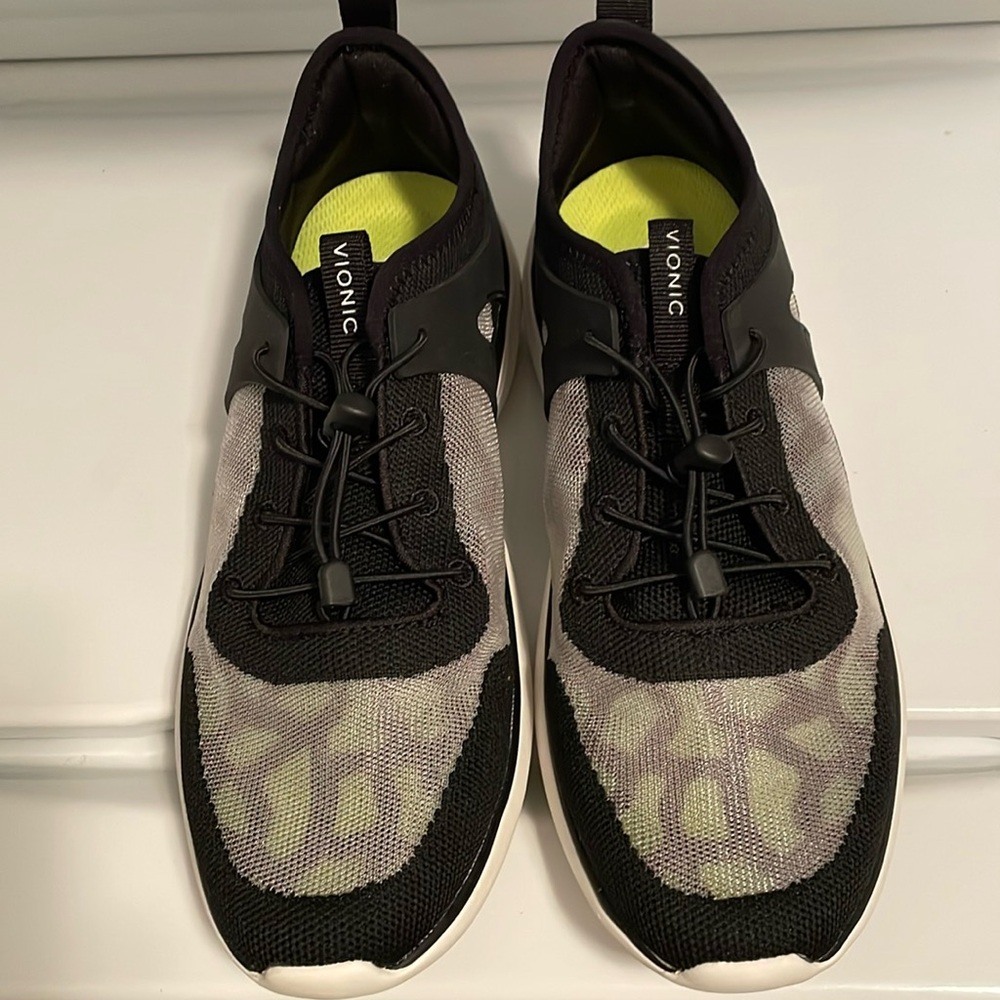 Women’s Size 9 Tennis Shoes By VIONIC. Nice arch support